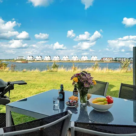 Ferienhaus-an-der-ostsee-by-seeblick-ferien-oro-direkte-wasserlage-sauna-e-saeule Дом отдыха