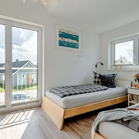 Ferienhaus-an-der-ostsee-by-seeblick-ferien-oro-direkte-wasserlage-sauna-e-saeule 度假居 *